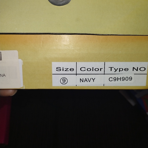 Multiple pairs of women's shoes - Picture 14 of 16